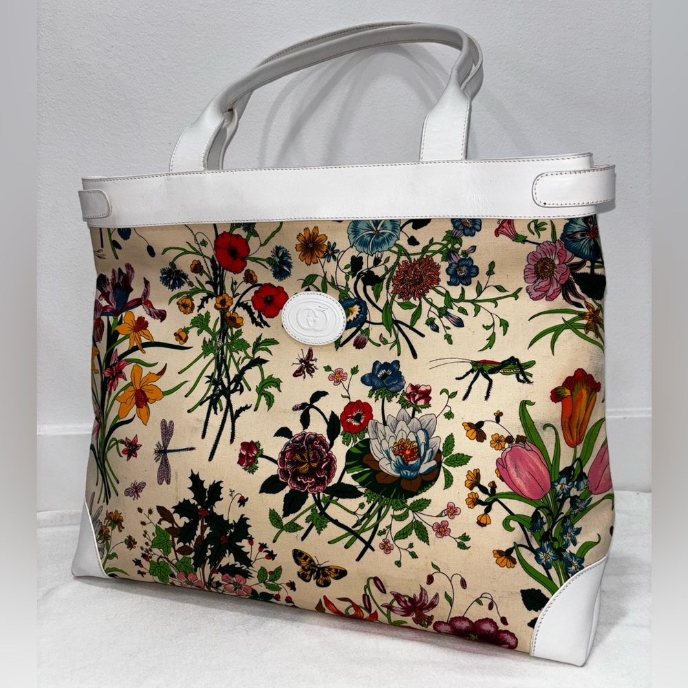 Beautiful and rare vintage Gucci floral tote bag with magnet snap closure
